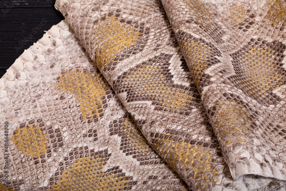 spotted beige gold folded colored natural python genuine leather
spotted beige gold folded colored natural python genuine leather