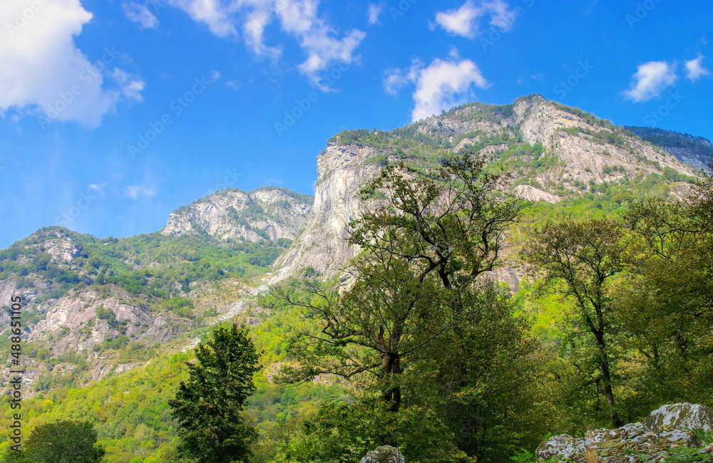 Blick zu den Felsen des Berges Cogliata am Anfang des Bavonatal, Tessin in der Schweiz - View to the rocks of the mountain Cogliata at the beginning of the Bavona Valley, Ticino