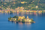 Blick auf die Insel Isola San Giulio im Orta-See in Italien - View of the island Isola San Giulio at the Lake Orta