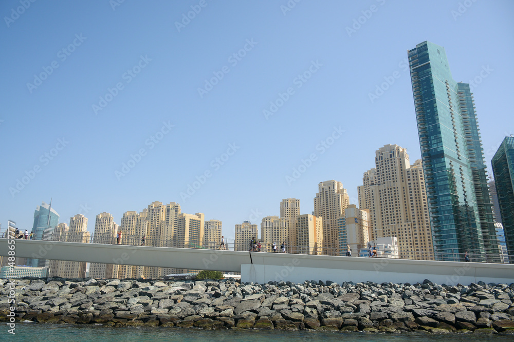 Obraz premium Dubai, UAE - February 3, 2022: Bluewaters pedestrian bridge in Marina Walk