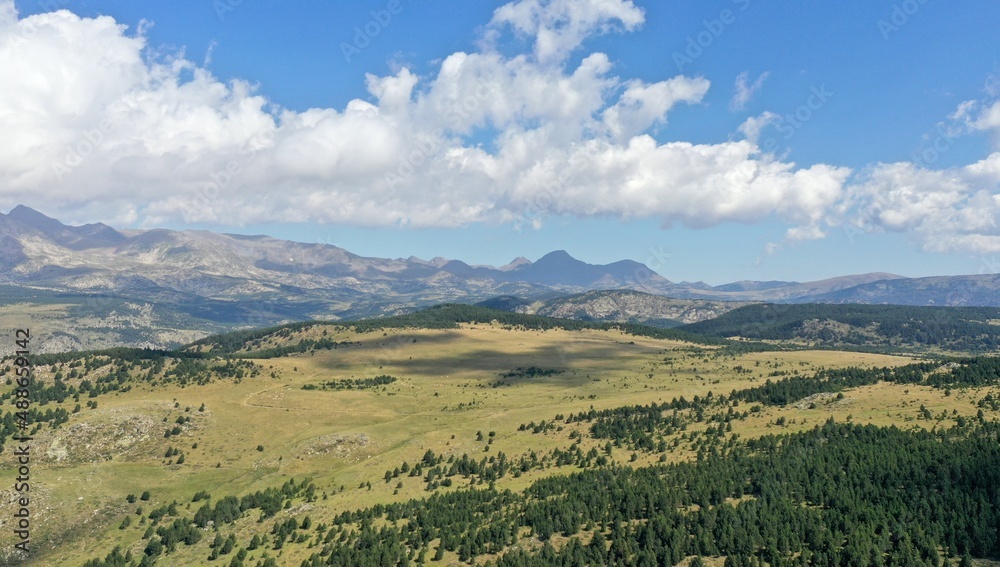 survol du massif des Pyrénées et des forets dans les Pyrénées-Orientales, sud de la France, parc naturel des Bouillouses survol du massif des Pyrénées et des forets dans les Pyrénées-Orientales, sud de la France, parc naturel des Bouillouses