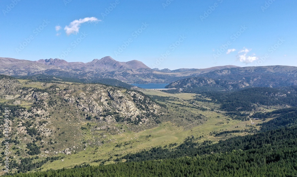 survol du massif des Pyrénées et des forets dans les Pyrénées-Orientales, sud de la France, parc naturel des Bouillouses