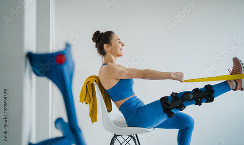 Fitness zuhause nach der Verletzung Übungen mit der Orthese und Gehhilfen 