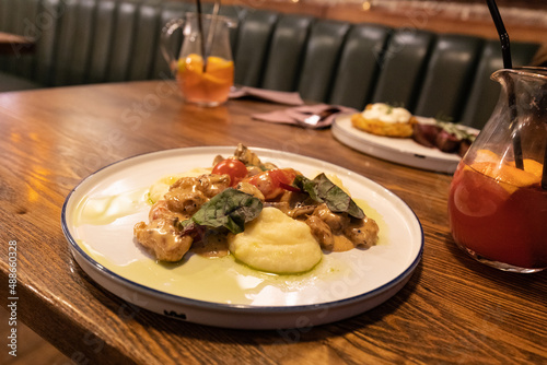 Gourmet Küche, Geschnetzeltes mit einer Rahmsauce auf Kartoffelpüree und Tomaten photo