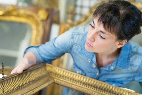 female customer buying a frame in atelier photo
