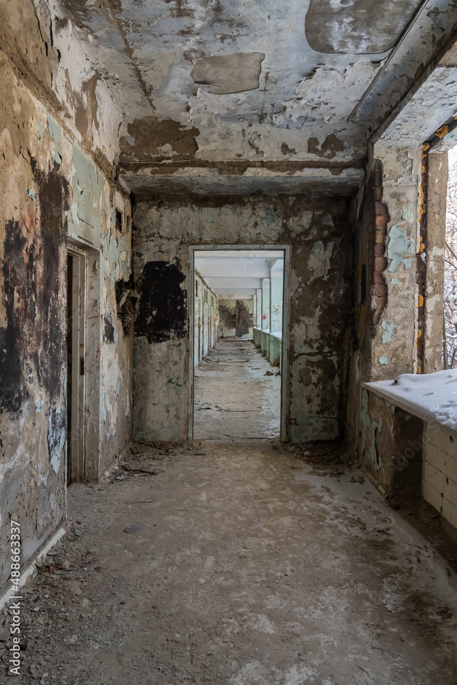 Obraz premium war. building after the bombing. destroyed building. old abandoned building. Old stairs of an abandoned house. old room interior