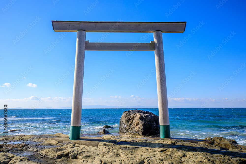 知多 つぶて浦の海中鳥居 Stock-Foto | Adobe Stock
