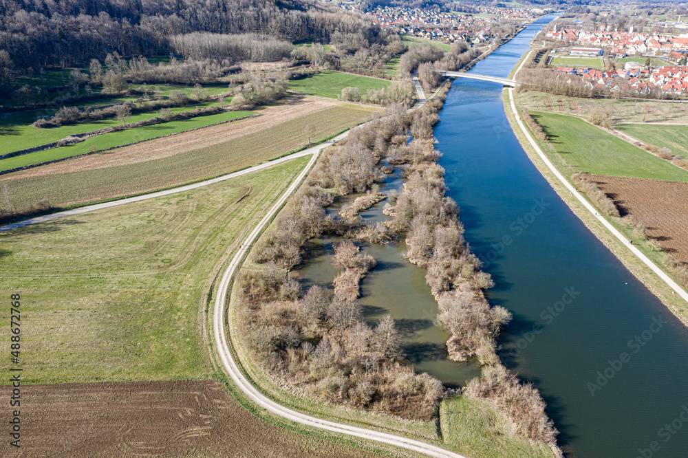 Luftbild des Rhein-Main-Donau-Kanal im Naturpark Altmühltal mit Sommer mit Blick auf ein zum Ausgleich angelegtes Biotop 