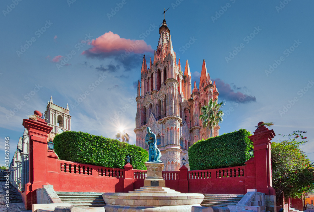 Naklejka premium San Miguel de Allende, Landmark Parroquia De San Miguel Arcangel cathedral in historic city center.