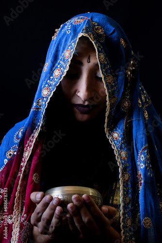 Mujer hindú lamentándose y triste  photo