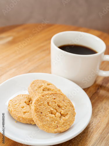 ホットコーヒーとナッツクッキー