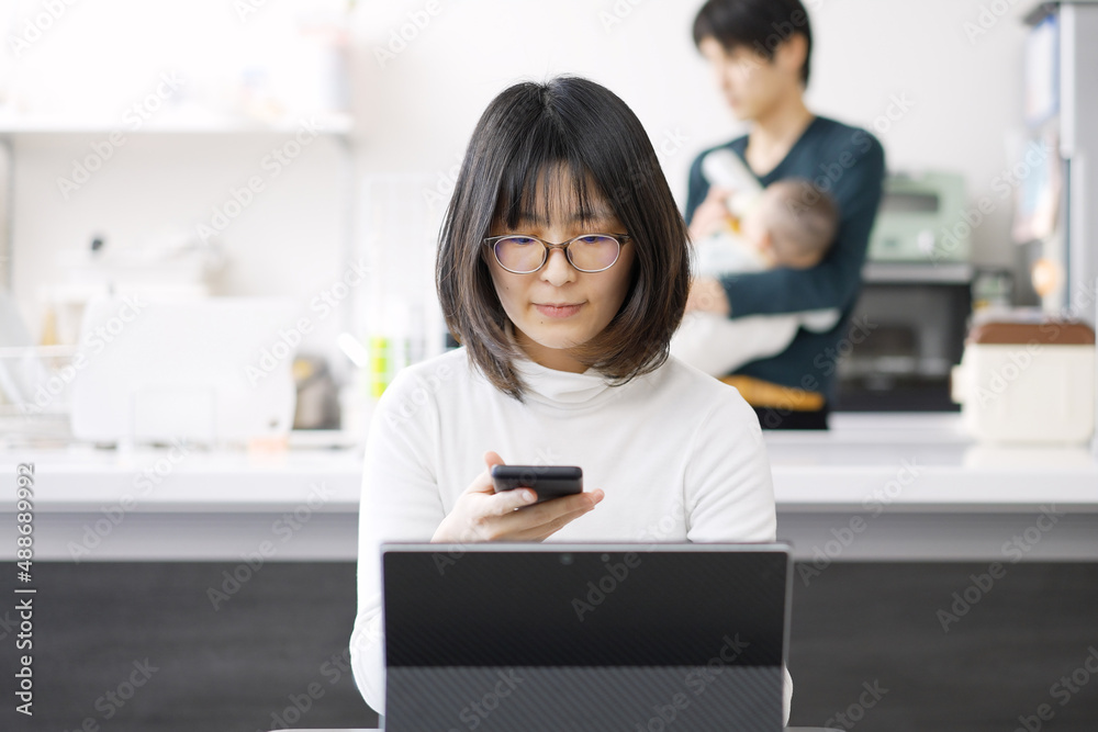 © mapo - 自宅でテレワークをするアジア人女性