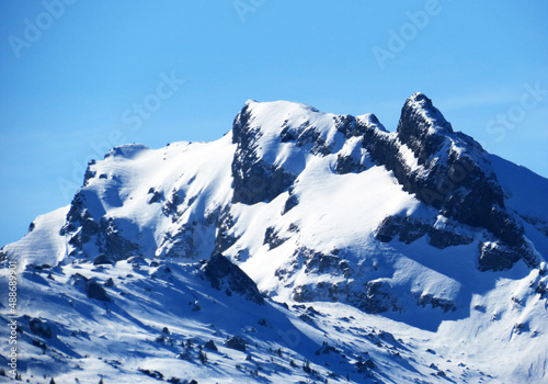 Fotografía Snow-capped alpine peak Glattchamm (2079 m) in the Churfirsten mountain range, b