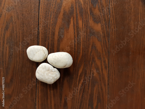 Canvas Print white pebbles on wooden background