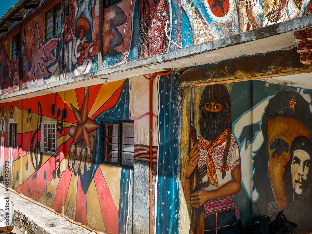 メキシコの国際組織 サパティスタの村オベンティックの芸術的な壁画