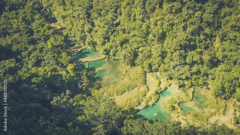中米グアテマラの秘境緑の階段状の湖の絶景 セムクチャンペイの風景
