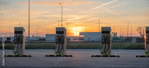 Fast charging station for electric cars equipped with a quick charger