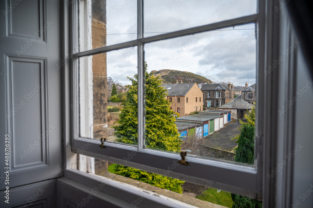 Obraz premium View from the window of a house to Arthur´s seat in Edinburgh