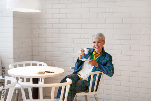 Φωτογραφία Mature business woman drink espresso coffee in light interior restaurant