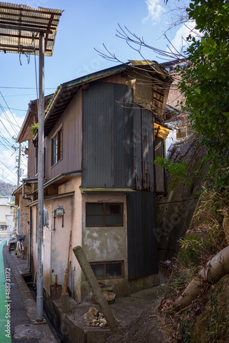 日本の岡山県笠岡市のとても古くて美しい建物 © 仁 藤原