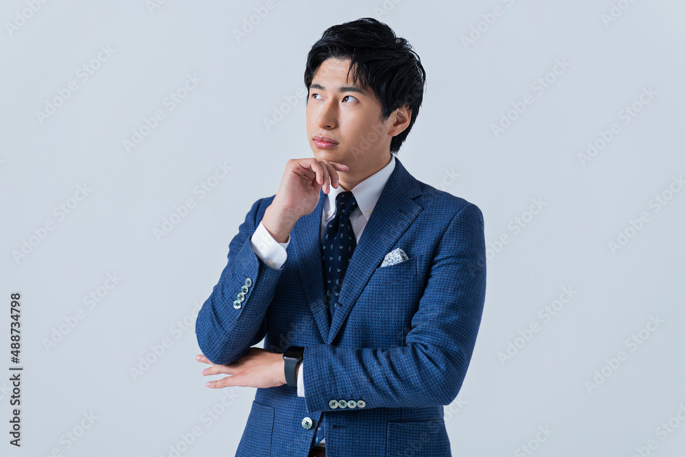 考え事をする20代ビジネスマン