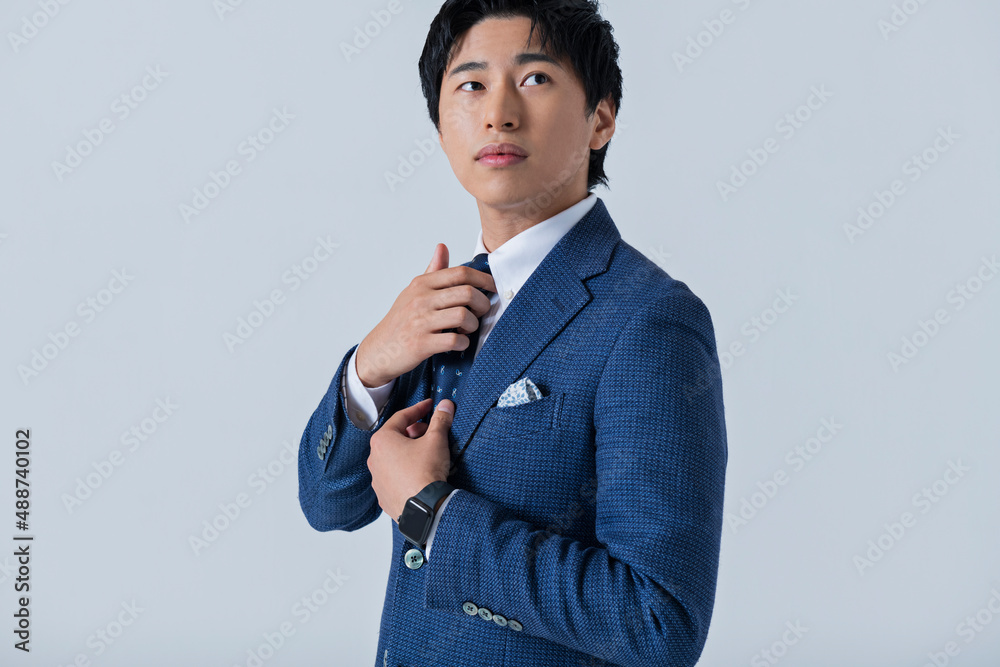 ネクタイを締める20代ビジネスマン ネクタイを締める20代ビジネスマン