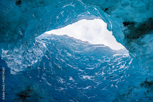 Blick auf eine Eisöffnung, aus einem Gletscherhohlraum betrachtet