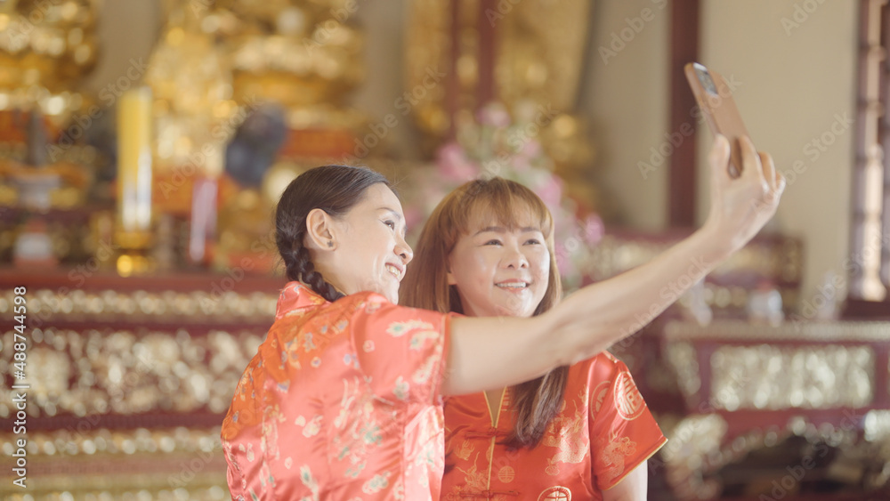 Sisters visit temples on Chinese New Year