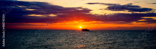 Kreuzfahrtschiff fährt in den Sonnenuntergang