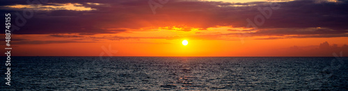 Wunderschöner Sonnenuntergang auf dem Meer mit roten Sonne