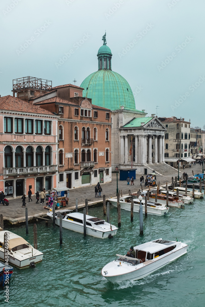 Grand Canal et basilique Santa Maria della Salute in Venice, Italy