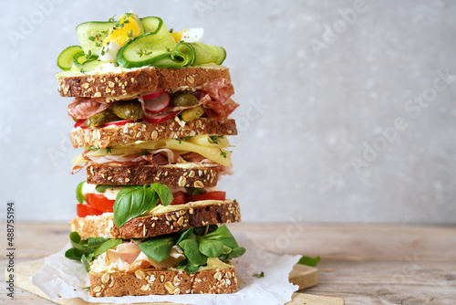 Sandwich Turm hoch gestapelt