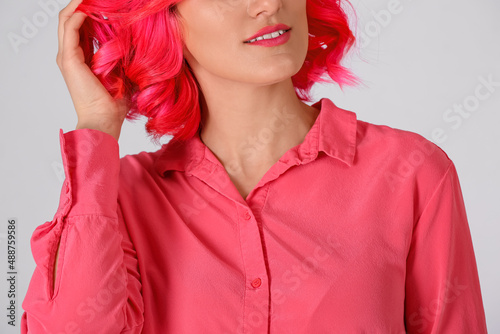 Stylish woman with bright h...
