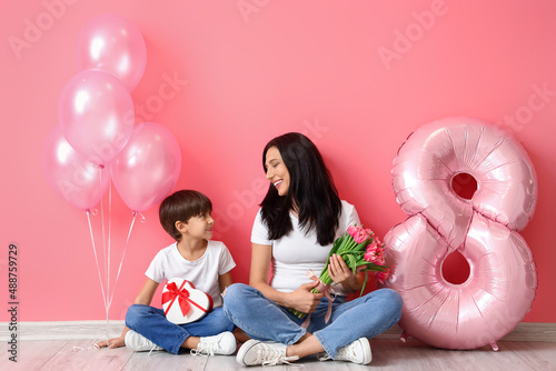 Little son and his mother w...