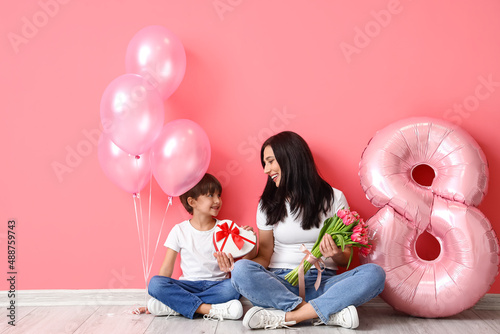 Little son and his mother w...