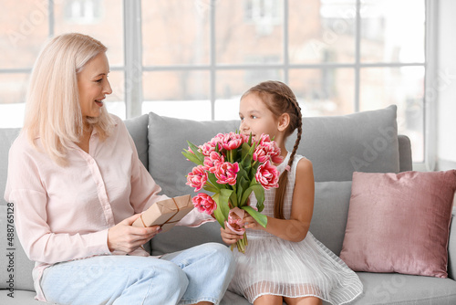 Little girl greeting her gr...