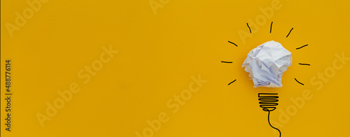 Banner sul Concetto di idea, lampadina bianca su sfondo giallo photo