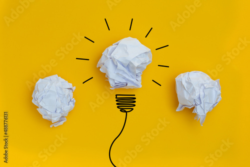 Canvas Print Concetto di idea vincente, lampadina di carta