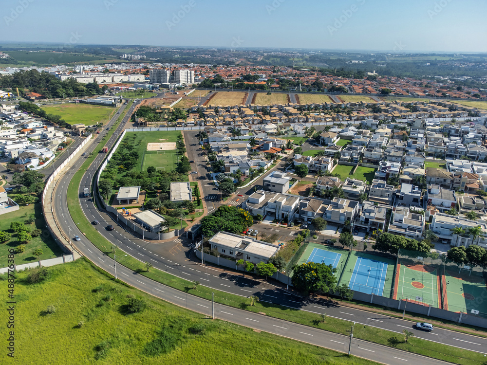 Fotografia aérea da cidade de Paulínia, no bairro Parque Brasil 500. Rua do condomínio Villa Lobos. interior de São Paulo. Brasil. 