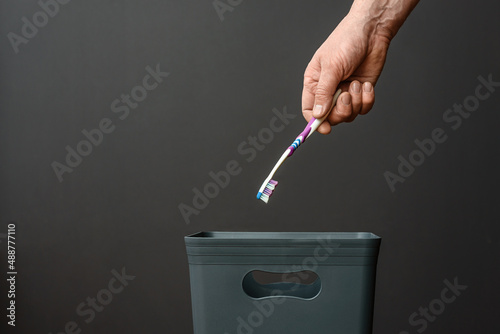 Fotografia The toothbrush is thrown out of the trash after use.