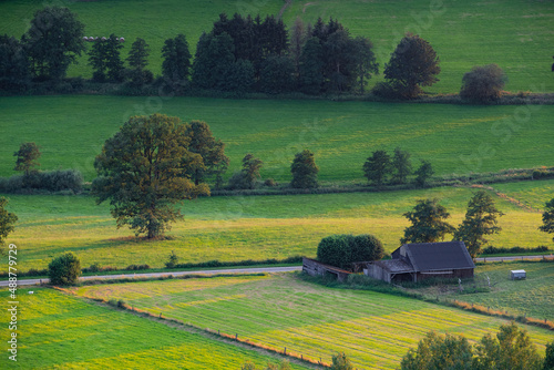 Eine Scheune in einer Feldlandschaft