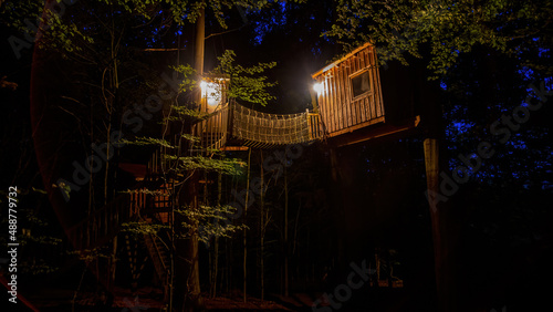 Ein Baumhaus in der Nacht
