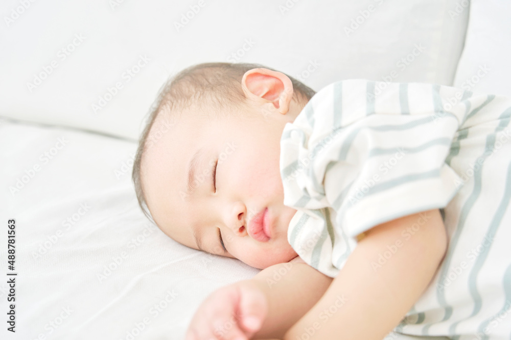 昼寝する赤ちゃん 昼寝する赤ちゃん