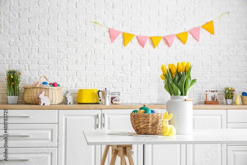 Wicker basket with Easter e...