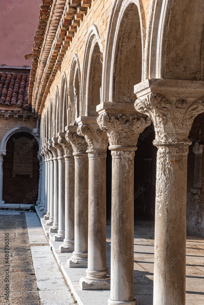 Romanischer Säulengang im Friedhof von San Michele in Venedig