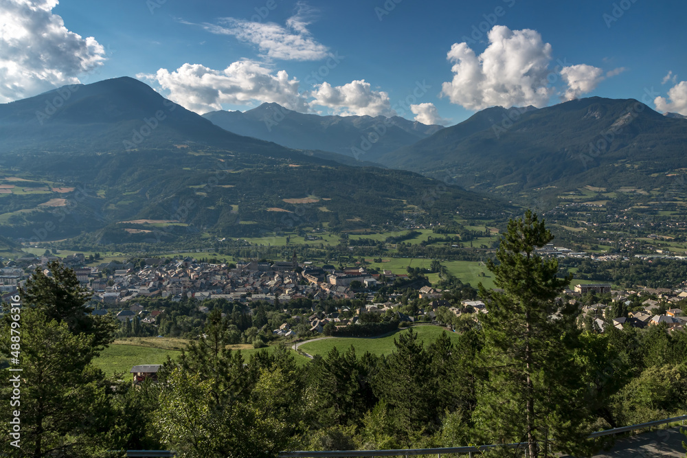 Fototapeta premium Paysage de l' embrunais en été , Hautes-Alpes , France