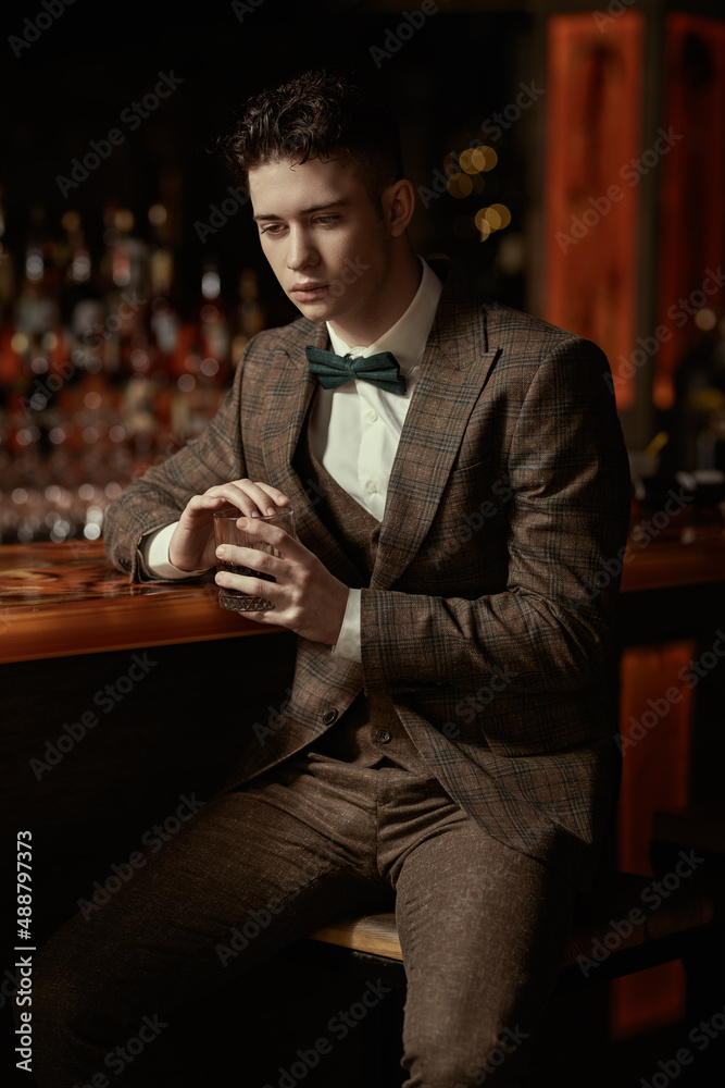 Obraz premium man drinking whiskey in bar
