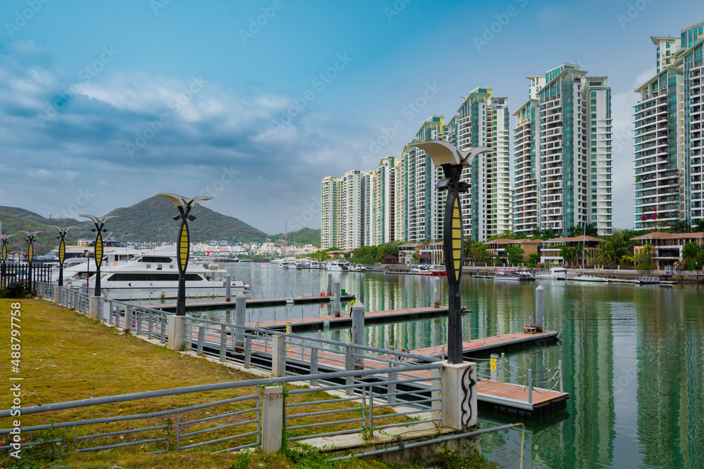 Obraz premium city on the sea bay beautiful buildings ships
