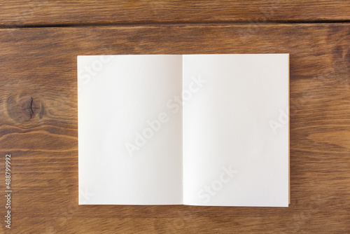 茶色の木製のテーブルの上の空白の見開きのノート photo