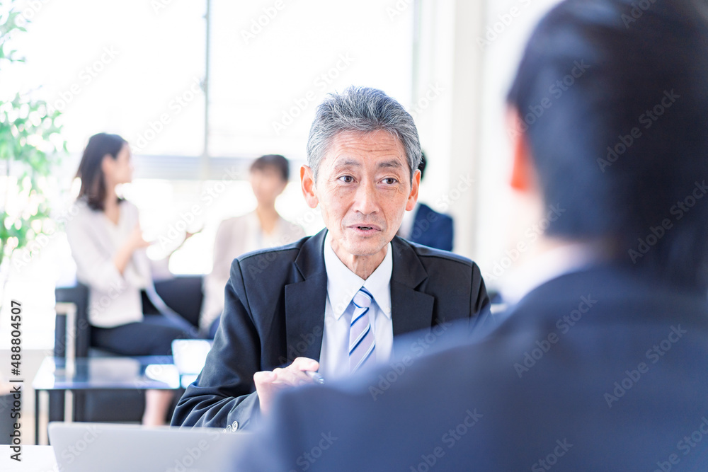 商談をする営業マン 商談をする営業マン